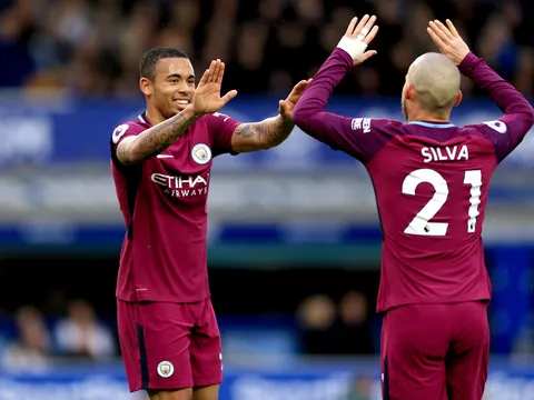 Tam tấu Man City đi vào lịch sử Premier League