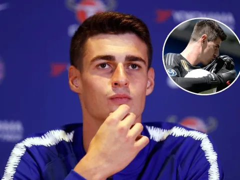 Tân binh Kepa đáp trả người tiền nhiệm về việc chèo kéo Hazard