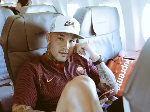 Tập xong, AS Roma lập tức lên máy bay sang Tây Ban Nha