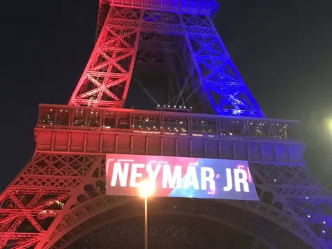 Tên 'Neymar JR' được gắn lên cả tháp Eiffel