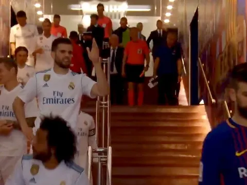 Pique nói nhỏ gì khiến Nacho khinh ra mặt?