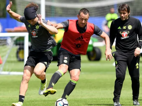 Terry cân cả Luiz lẫn Kante trên sân tập