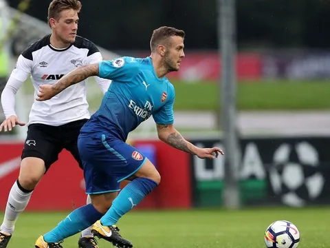 Thần đồng 17 tuổi Arsenal lu mờ các đàn anh