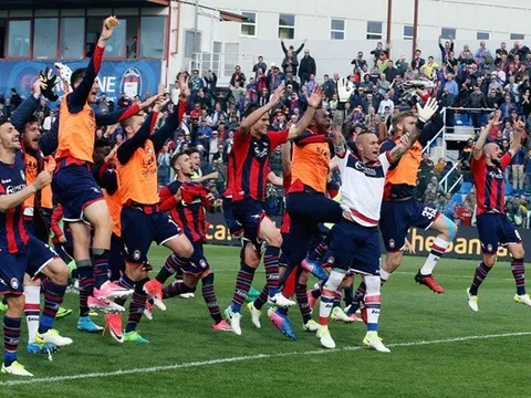 Thắng Inter, Crotone ăn mừng như thể vô địch