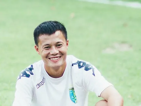 Thành Lương cùng nhiều cựu tuyển thủ dự lễ trao giải QBV phủi
