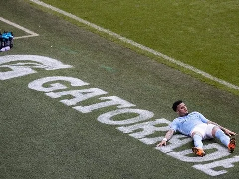 Thất vọng với bản thân, Kyle Walker nằm dài trên thảm cỏ Etihad