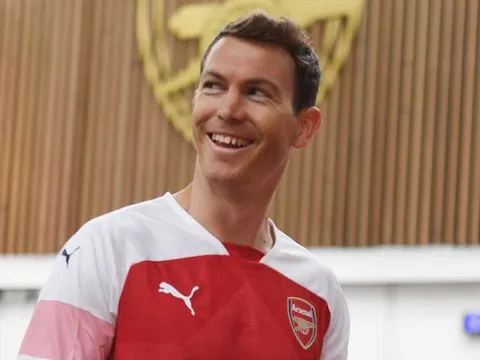 Thấy gì từ bản hợp đồng mang tên Stephan Lichtsteiner