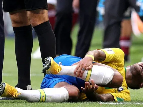 Thấy Neymar "diễn kịch", Ronaldo hò hét động viên