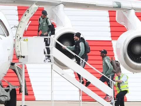 Thầy trò HLV Mourinho tươi tắn đến Brighton cho trận đấu sớm