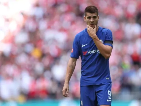 Thi đấu nhạt nhòa, Morata nhận 'mưa' gạch đá