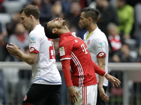 Thiago sút ngoài vòng cấm san bằng tỷ số 2-2 cho Bayern (Bayern Munich 2-2 Mainz 05, vòng 34 Bundesliga)