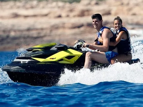 Thibaut Courtois ghi điểm với bạn gái bằng tài lái cano