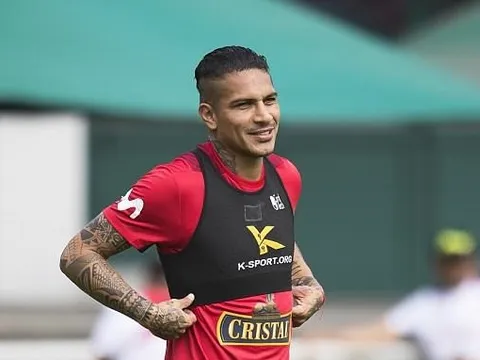 Thoát án cấm dự World Cup vì doping, đội trưởng Peru cười tươi trên sân tập