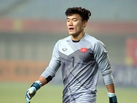 Bùi Tiến Dũng trao danh hiệu "Man of the match" trận bán kết Anh gặp Croatia
