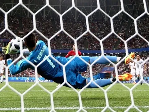 Thủ môn Iran cản penalty của Ronaldo: Từ kẻ lang thang đến đêm kỳ diệu