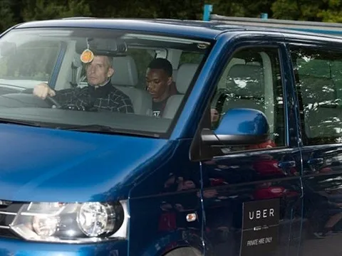 Thu nhập khủng, sao M.U vẫn tiết kiệm gọi taxi đến sân tập