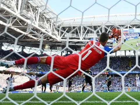 Messi hỏng pen, thủ thành Iceland tiết lộ bí mật quan trọng