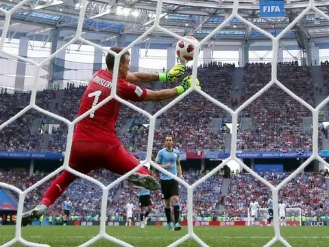 Gary Neville chỉ trích thủ thành Uruguay vì sai lầm tai hại trước Pháp