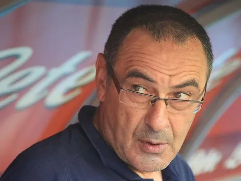 Thua Arsenal, Sarri tiếp tục "nổi đóa" với học trò