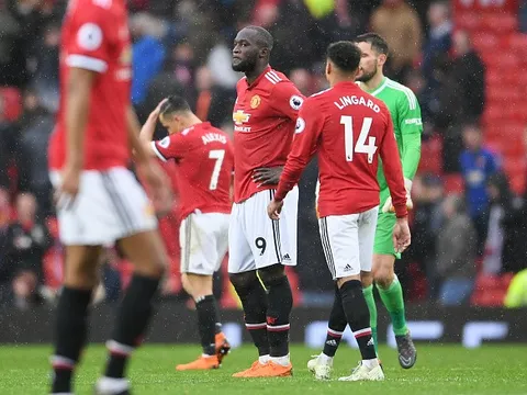 Thua SỐC đội chót bảng, Man United 'dâng' chức vô địch cho Man City