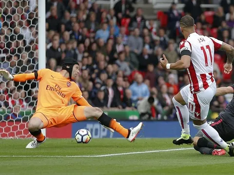 Thất bại trước Jese, Petr Cech bị gọi là 'gián điệp'