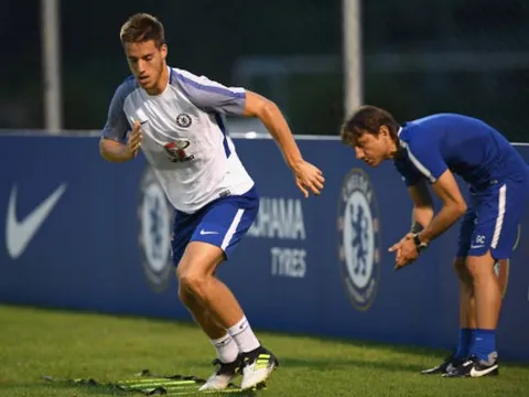Thua trận, Conte soi từng bước chạy của các cầu thủ Chelsea