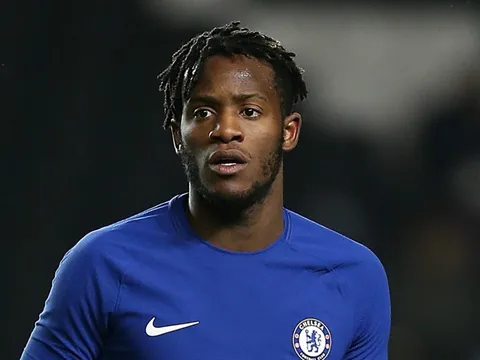 Tiền đạo Michy Batshuayi đang tìm đường rời Stamford Bridge