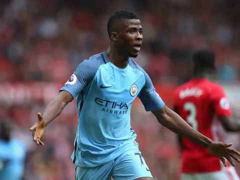 Tiền đạo trẻ Man City bị xúi "tạo phản"