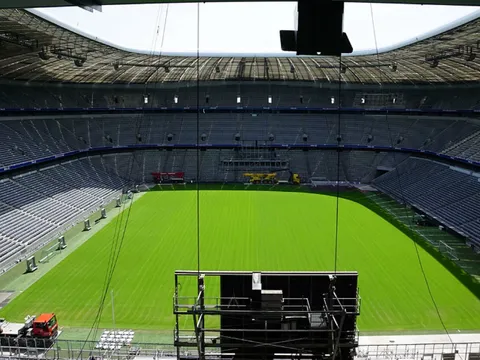 Tiết kiệm điện, Bayern đem 'hàng' mới về Allianz Arena