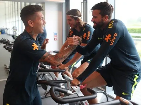 TIẾT LỘ: Alisson dò hỏi Firmino về Liverpool