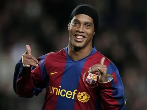 TIẾT LỘ: Ronaldinho suýt gia nhập Man Utd