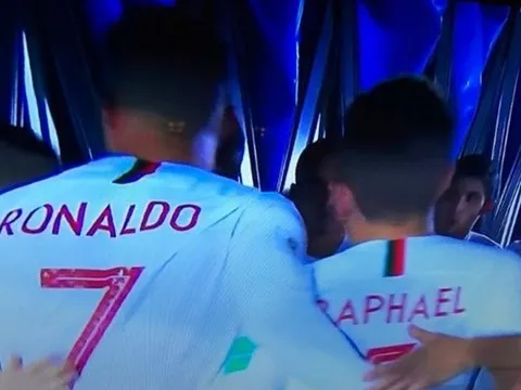 TIẾT LỘ: Ronaldo 'chỉ đạo' các đồng đội trong đường hầm như Messi