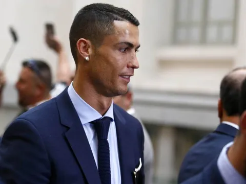 TIẾT LỘ: Ronaldo ra đi vì Perez "nuốt lời"?