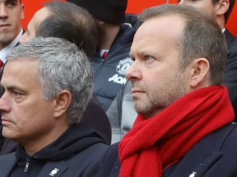 Tiết lộ SỐC nội tình M.U: Mourinho và Ed Woodward từ mặt nhau 17 ngày