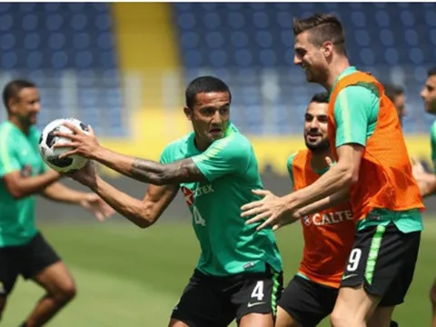 Tim Cahill "cân" đồng đội to gấp rưỡi trên sân tập