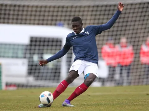 Tìm người thay Umtiti, Barca gây sốc với 87 triệu bảng cho sao tuổi teen nước Pháp
