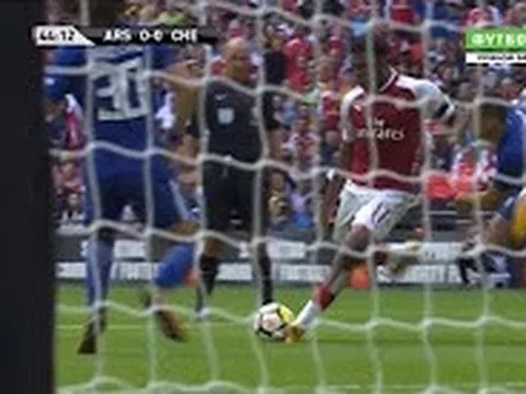 Tình huống Alex Iwobi tả xung hữu đột trong khu cấm địa Chelsea