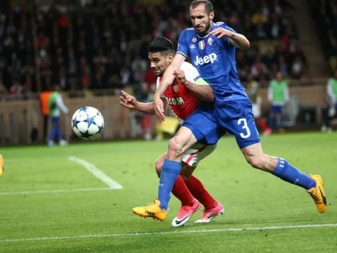 Tình huống chơi xấu của Giorgio Chiellini với Radamel Falcao