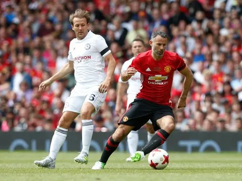 Tình huống Giggs xử lý xuất thần khiến Carragher ngã nhào