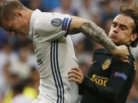 Tình huống Griezmann thúc cùi chỏ vào mặt Toni Kroos