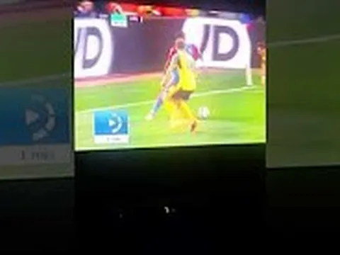 Tình huống Oezil bị người cũ Man Utd xỏ háng