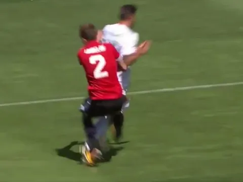 Tình huống Victor Lindelof "biếu" quả 11m cho Real Madrid