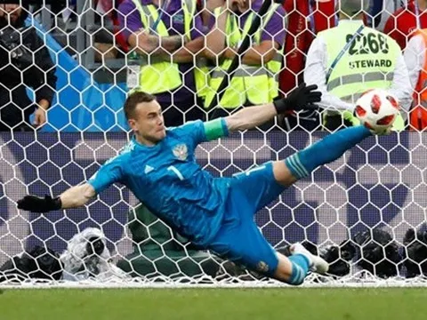 Thủ môn quá siêu nhờ… FIFA làm lơ!