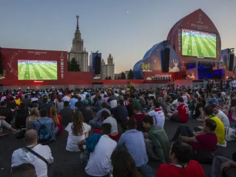 Toàn cảnh đa sắc màu tại khu vực Fanfest tại Moscow