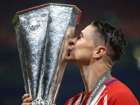 Toàn cảnh lễ đăng quang của Atletico: Torres 'quẩy' cùng fan; Griezmann khoe vợ