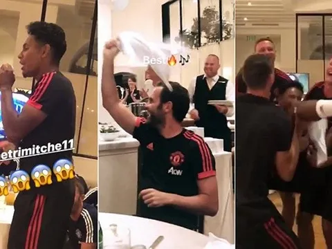 Toàn đội Man Utd "choáng váng" vì giọng hát của sao trẻ 21 tuổi