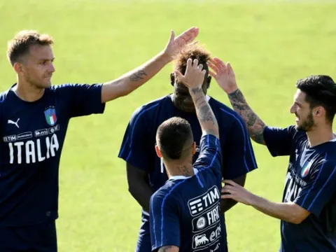 Tóc của Balotelli trở thành tâm điểm sờ mó trên tuyển Italia