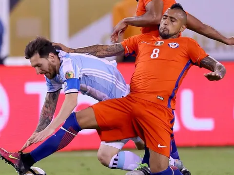Tới Barca, Vidal lo giải quyết đống rắc rối tự gây ra với Messi