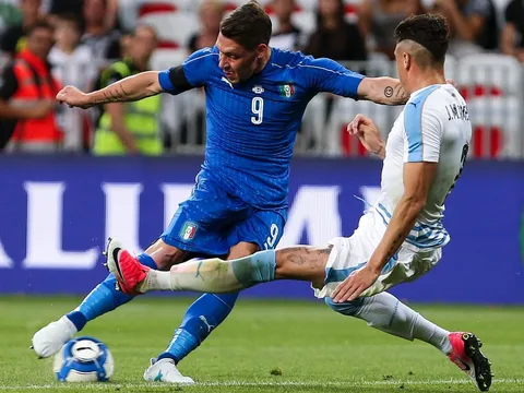 Tội đồ Gimenez đóng góp dấu giày 2 trong 3 bàn thua của Uruguay