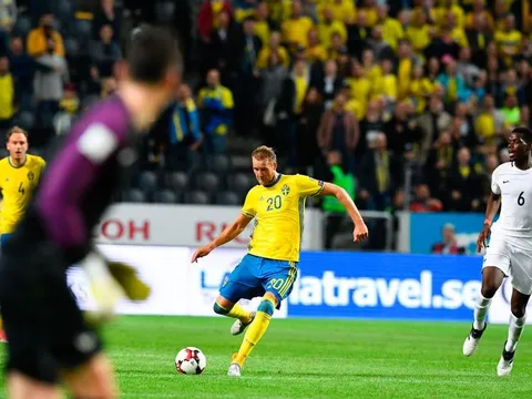 Toivonen trừng phạt Lloris bằng siêu phẩm từ giữa sân